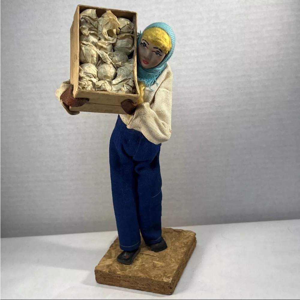VINTAGE SABRA ISRAEL FOLK DOLL FIGURE '' CARRYING BASKET '' HANDMADE ISRAEL ART